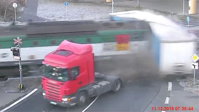 Na železničním přejezdu ve Frýdku se srazil kamion s vlakem. Lokomotiva narazila do návěsu. Při nehodě naštěstí nikdo nepřišel o život.