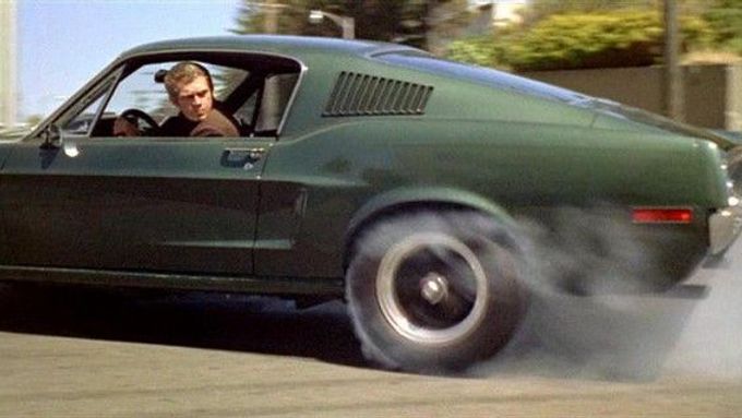 Steve McQueen ve slavné automobilové honičce z filmu Bullitův případ
