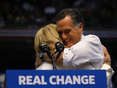Romney s manželkou Ann na pódiu.