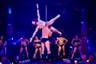Recenze: Cirque Alfons nabízí na Letní Letné trochu erotiky i akrobacii v ďábelském tempu