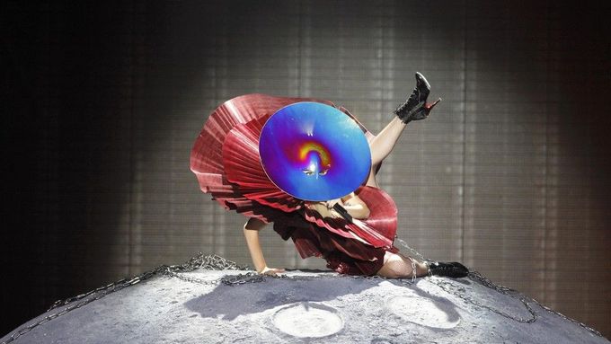Měsíční tanec v řetězech v podání galaktické divy Lady Gaga