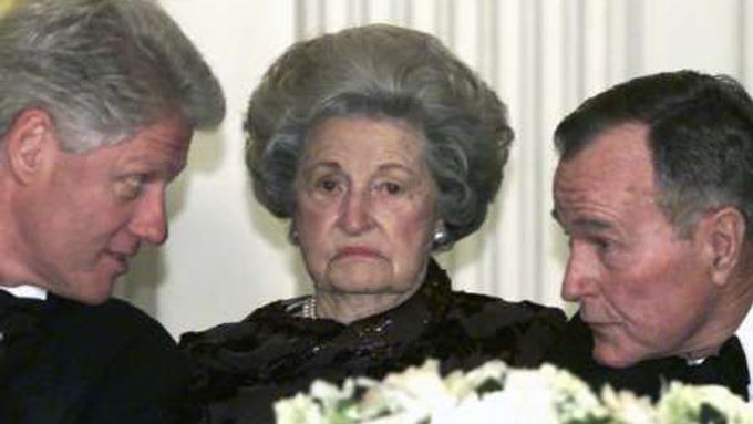 Vdova po prezidentu Johnsonovi ve společnosti exprezidentů Clintona a Bushe