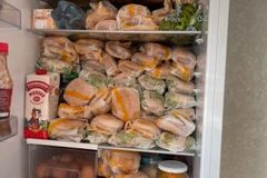 Rus skladuje v lednici desítky burgerů z McDonald's. Mají cenu zlata, smějí se lidé