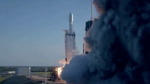 Falcon Heavy vynesla do kosmu družici. Na Zemi se vrátily všechny pomocné rakety
