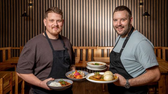 Kvalitní jídlo za dobré ceny u hřiště? Dva kuchaři ukazují, že gastrozážitek přijde i na nečekaných místech.