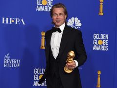 Brad Pitt se Zlatým glóbem za herecký výkon v Tenkrát v Hollywoodu.