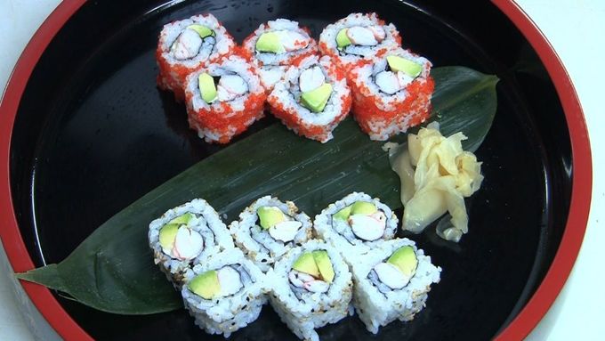 Japonci jim říkají obrácené rolky či Uramaki, původ ale mají na západním pobřeží USA. Marek Hora, český ambasador japonské sushi asociace a šéfkuchař plzeňské restaurace ZEKE předvádí, jak je vyrobit.