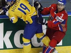 Marek Židlický bojuje s Nicklasem Bäckströmem.