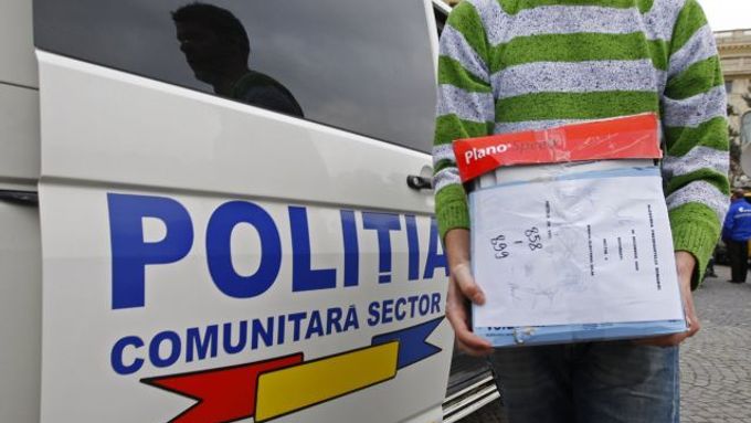 Krabice s volebními lístky na cestě do sídla Centrální volební komise v Bukurešti.
