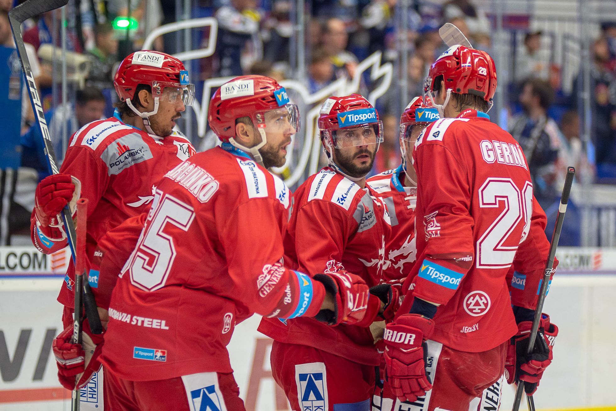33. kolo hokejové Tipsport extraligy, Vítkovice - Třinec: Radost Ocelářů z prvního gólu (zleva Matěj Stránský, Tomáš Marcinko, Erik Hrňa a Martin Gernát)