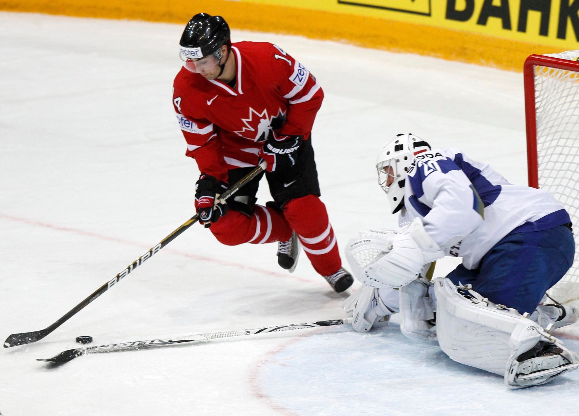 Eberle útočí na Kolesnika v utkání Kanada - Kazachstán