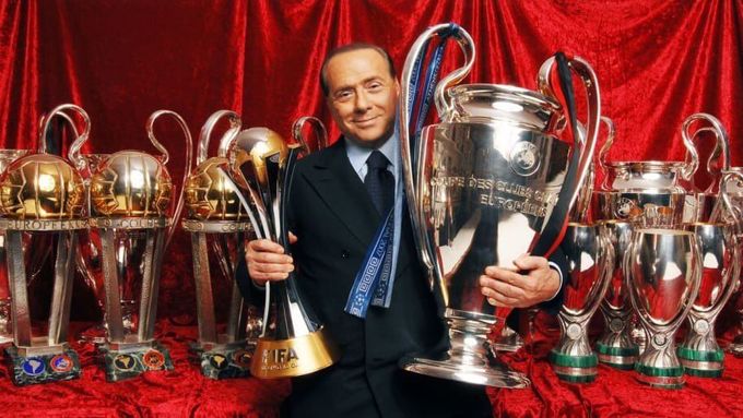 Silvio Berlusconi s některými z trofejí, které získal s AC Milán