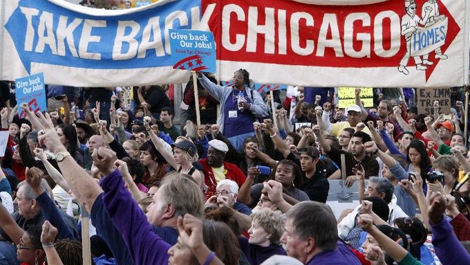 Úterní protesty v centru Chicaga.