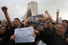 Protesty v Íránu pokračují, Músáví svolal další