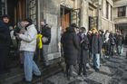 Turisté čekají ve frontě před vstupem do ústřední budovy Městské knihovny v Praze.