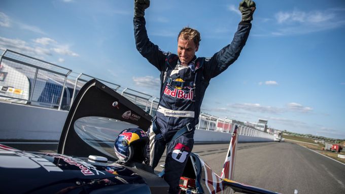 Martin Šonka oslavil v Rusku už čtvrté vítězství v kariéře pilota Red Bull Air Race.