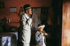 Vítězka World Press Photo 2024 v kategorii Série snímků a africká vítězka: Lee-Ann Olwageová (Jihoafrická republika / GEO) - Valim-babena (Úcta ke stáří). Soubor zachycuje život rodiny na Madagaskaru, která se stará o 91letého dědečka trpícího demencí (ukázka ze souboru fotografií).
