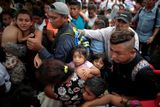 Situace na hranici mezi Guatemalou a Mexikem je napjatá již několik dní. Mexická armáda vyslala před víkendem k hranici posily, aby proud migrantů směřující na mexické území zastavila.