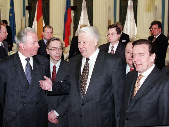 Předseda Evropské komise Jacques Santer, ruský prezident Boris Jelcin a německý kancléř Gerhard Schröder před summitem v Moskvě, únor 1999.