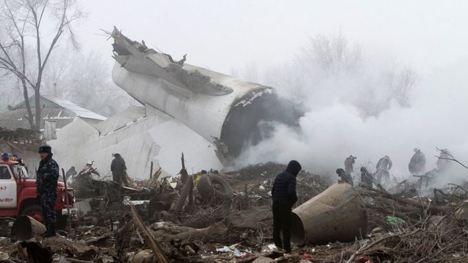 Letecká katastrofa v Kyrgyzstánu. Turecké nákladní letadlo spadlo do obydlené oblasti