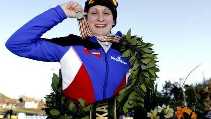 LEDEN - Česká rychlobruslařka Martina Sáblíková vybojovala titul mistryně Evropy. Na fotce se ze zlaté medaile raduje při slavnostním ceremoniálu.