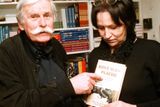 Výtvarník Adolf Born a Marta Kubišová, dva ze šesti autorů doslovu českého vydání knihy amerických autorů Jefferyho Massona a Susan McCarthyové s názvem Když sloni pláčou. (rok 1999)