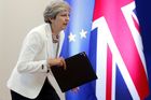 Sklíčená Mayová prosila Junckera o pomoc kvůli brexitu, píše list. Aktéři schůzky to popírají