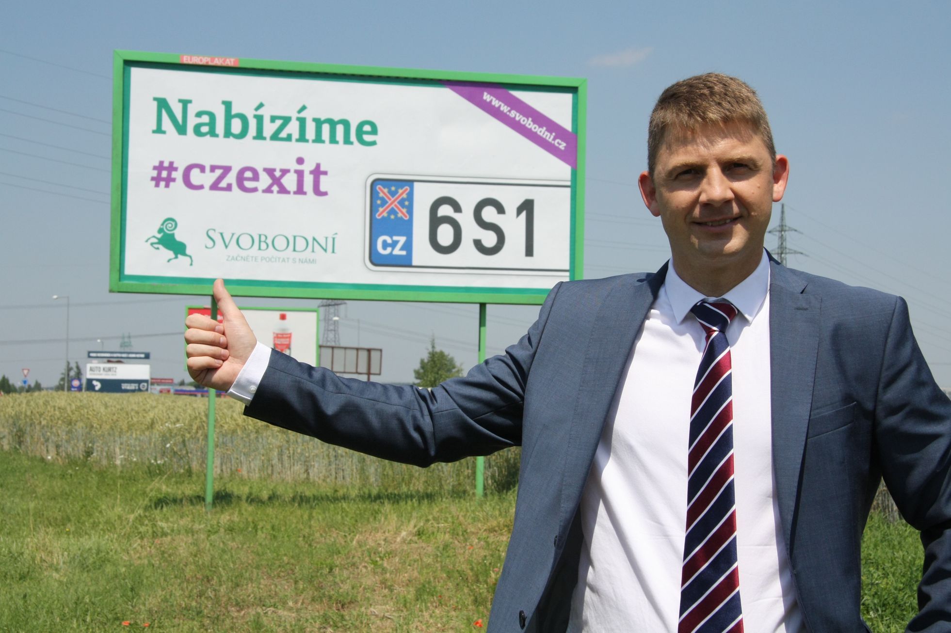 Předseda svobodných Petr Mach u billboardu