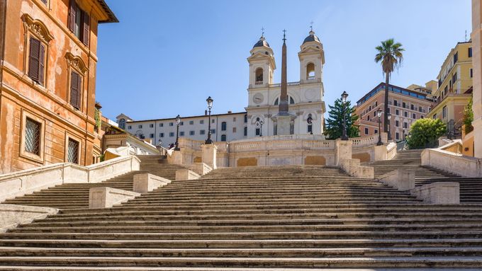 Španělské schody v Římě patří k nejoblíbenějším turistickým atrakcím.