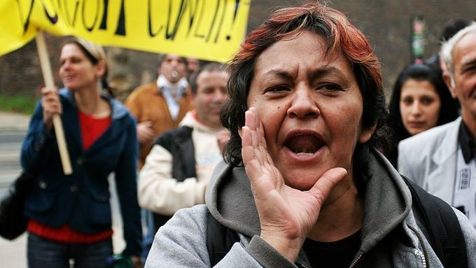 Demonstrace Romů za odstoupení Jiřího Čunka před Úřadem vlády 11. dubna. Romy pobouřilo, jakým způsobem o nich vicepremiér mluví.