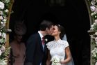 Pippa, sestra vévodkyně Kate, je vdanou paní. Na svatbu se sjela královská rodina i tenista Federer