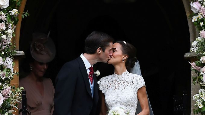 Pippa Middletonová se vdala za Jamese Matthewse.