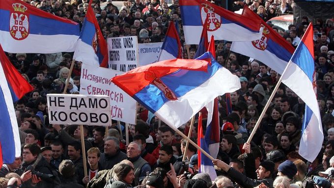 Many Serbs are unhappy with an independent Kosovo (Serbian demonstration in Mitrovica, Kosovo)