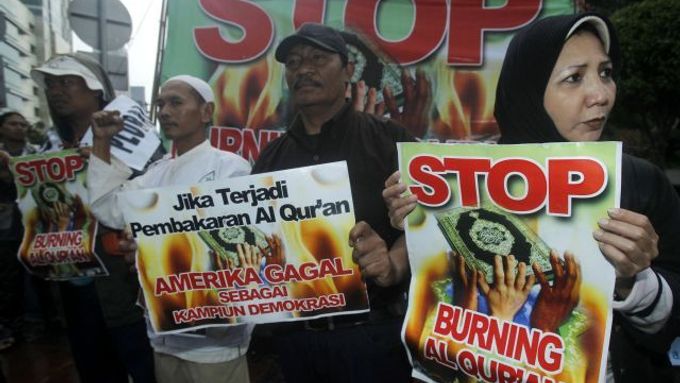 Protesty proti pálení Koránu v indonéské Jakartě.
