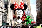 Disneyho balón s Minnie Mouse se vznáší nad New Yorkem a těší malé i velké fanoušky.