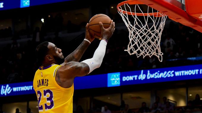 Hvězda Lakers LeBron James si jde pro další koš v utkání s Chicagem