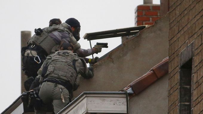 Belgická policie po útocích v Paříži podnikla desítky razií, především v problematické bruselské čtvrti Molenbeek.