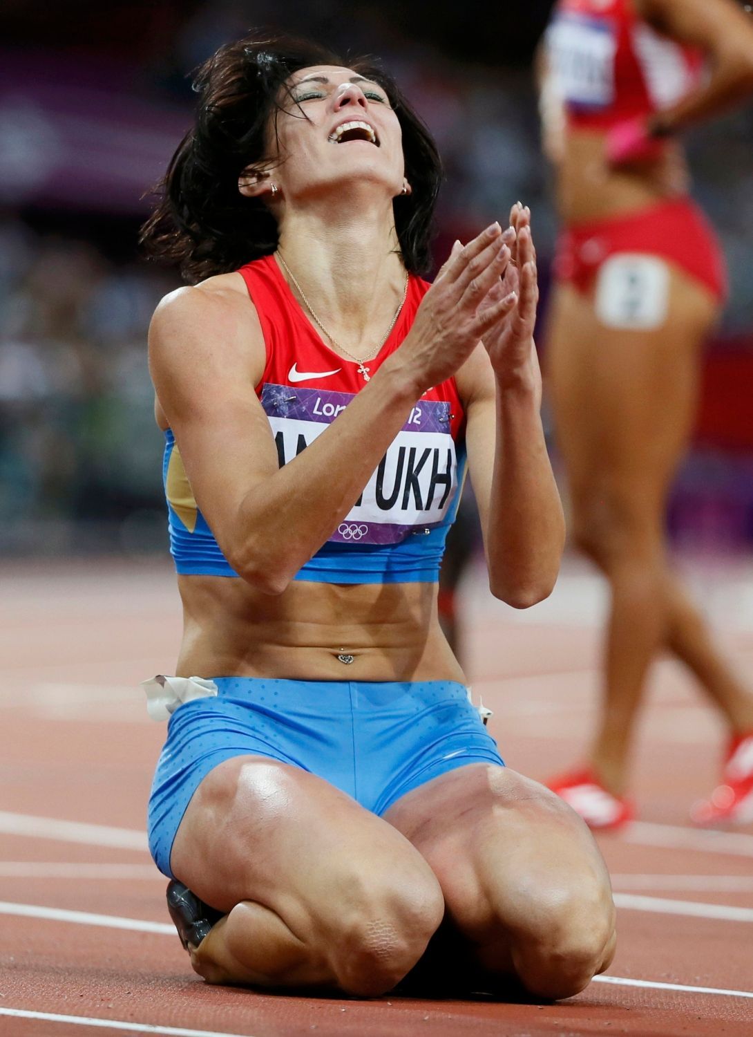 Ruská překážkářka Natalia Anťuchová slaví vítězství ve finále na 400 metrů překážek během OH 2012 v Londýně.