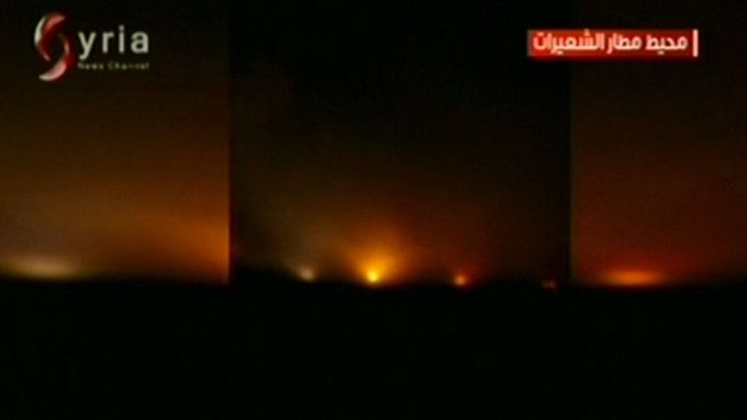 Záběry z mobilu, které odvysílala syrská televize a převzala agentura Reuters, mají zachycovat cílený útok Američanů na syrskou základnu Šajrát.
