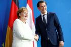 Rakouský kancléř Kurz chce lepší ochranu vnějších hranic EU, Merkelová to podporuje