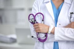 Lékaři bez ochranných pomůcek by měli zavřít ordinace, radí sdružení praktiků