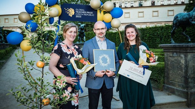 Vítěz Global Teacher Prize Roman Göttlicher, na druhém místě se umístila Markéta Mylková (vlevo) a na třetím Tereza Vítková (vpravo).
