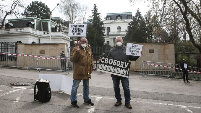 Ruská ambasáda v Praze slouží i coby základna pro zpravodajské operace.