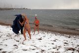 Neobvyklé počasí zažívali tento týden i na pobřeží Středozemního moře na jihozápadě Turecka, kde v některých městech, včetně populárního letoviska Antalya, napadl sníh poprvé po téměř 30 letech.