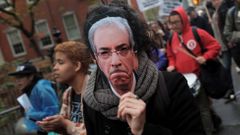 Demonstranti v Brazílii s maskou Eduarda Cunha