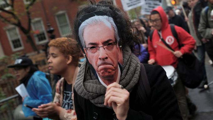 Demonstranti v Brazílii s maskou Eduarda Cunha, snímek z 1. května 2016.