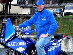 Motocyklista Ivo Kaštan sedí na své Suzuki určené pro Rallye Dakar.