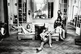Rolling Stones ve starém bytě na adrese 102 Edith Grove v londýnské čtvrti Fulham. Snímek byl součástí fotografické výstavy v Somerset House v anglické metropoli roku 2012.