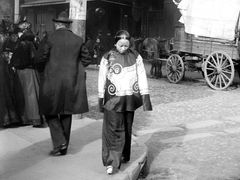 Mladá čínská imigrantka v San Franciscu, začátek 20. století.