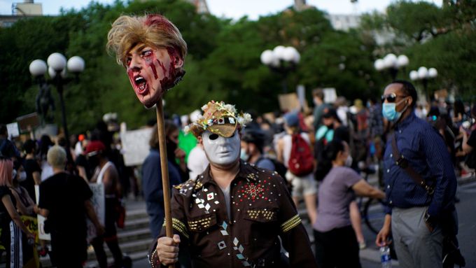 Demonstranti v New Yorku s umělou hlavou Donalda Trumpa.